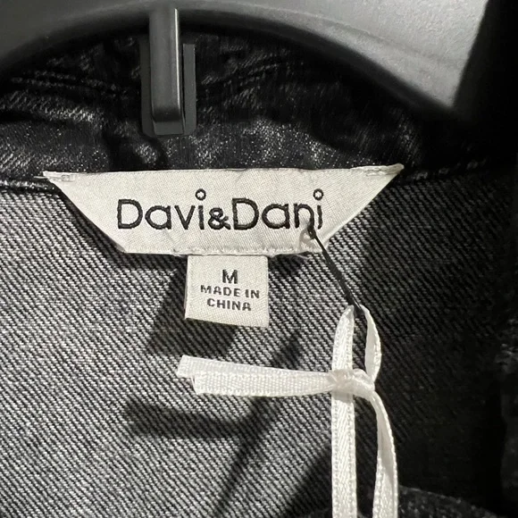 DAVI & DANI Black Denim Jacket with Floral Patchwork Sleeves - Picture 4 of 4